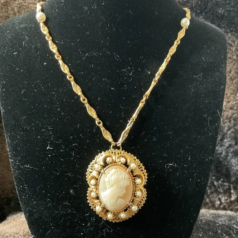 Vintage Signed Florenza Gold Tone Faux Pearl Cameo Necklace
